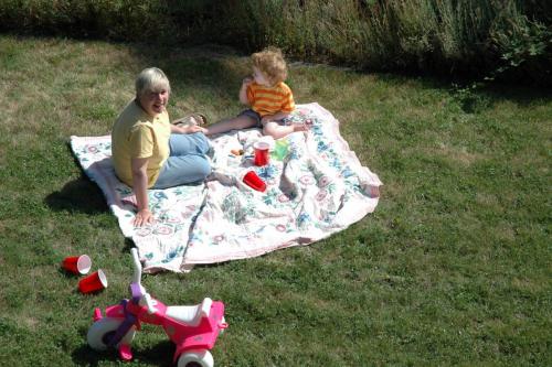 Arlene and Roswell have a picnic, 2007